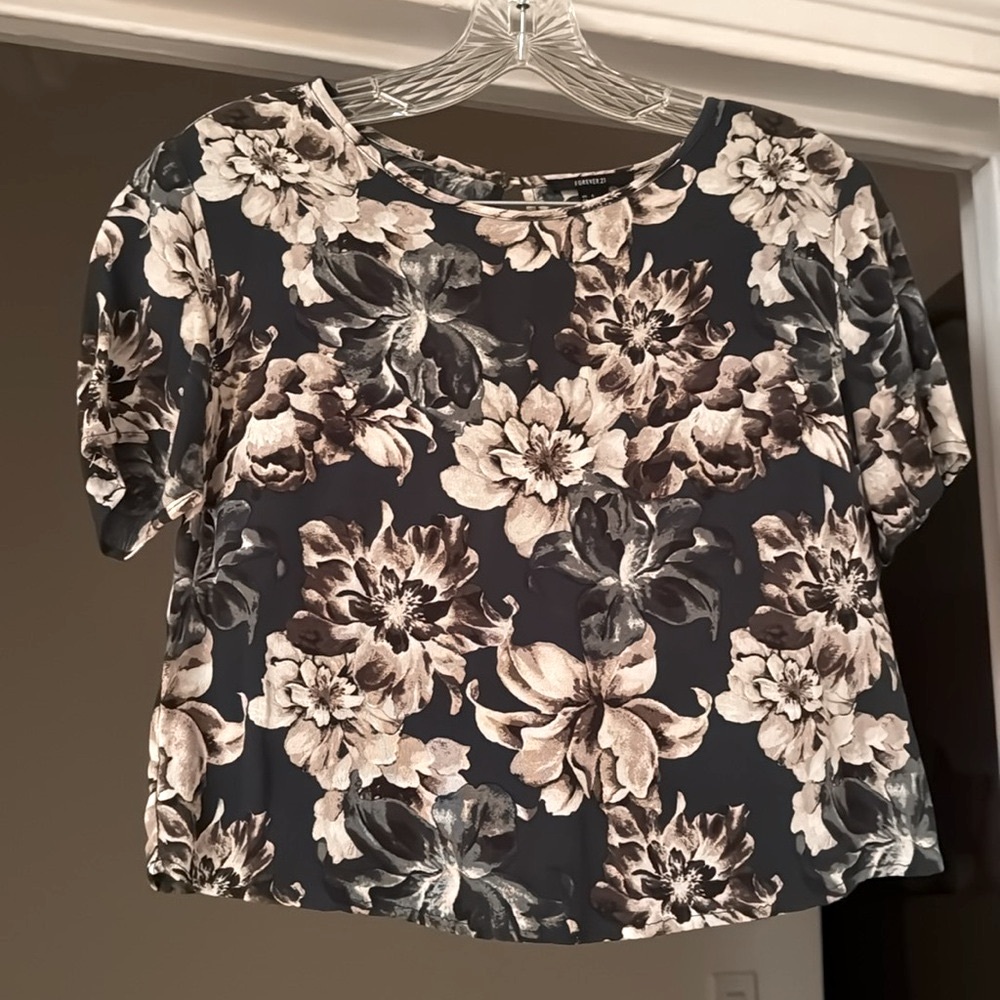 Forever 21 Cream and Green Boxy Crop Blouse Short Sleeve - small